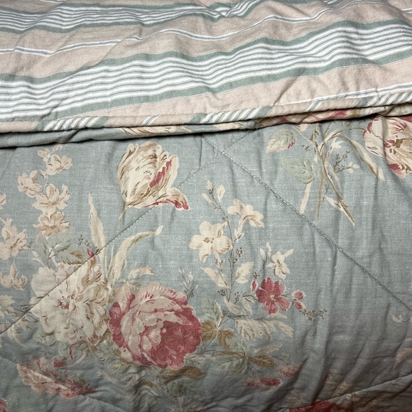 Tommy Hilfiger Floral and Striped Blanket - Picture 5 of 5